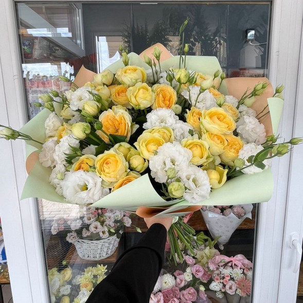 Букет из кустовых роз и эустом «Солнечное утро»  в Керчи