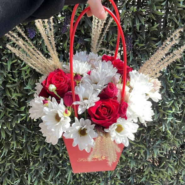 Композиция в коробке «Волшебный сад»  в Керчи