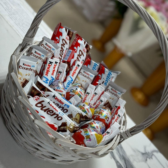 Корзина из сладостей Киндер в Керчи