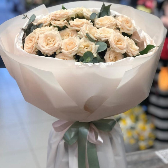 7 кремовых кустовых роз с эвкалиптом в Керчи