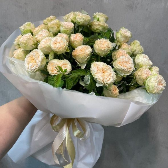 9 кустовых роз в упаковке в Керчи