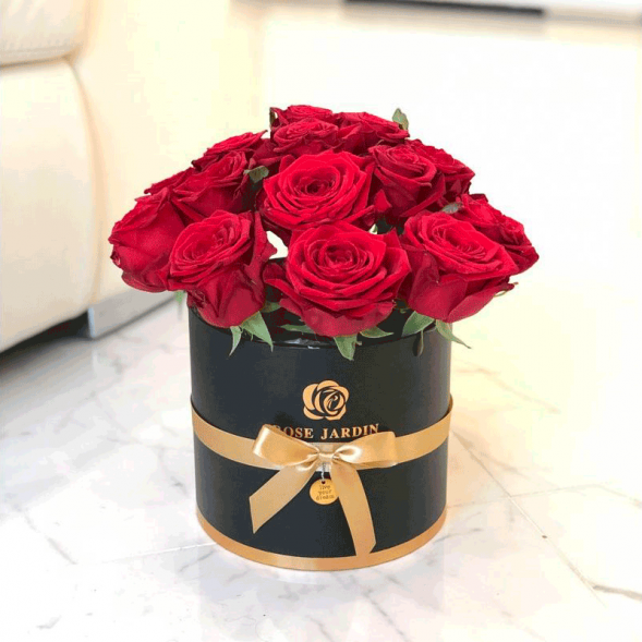 15 красных роз в шляпной коробке в Керчи