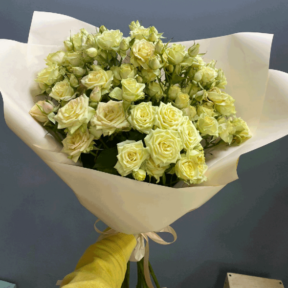 7 кремовых кустовых роз в Керчи