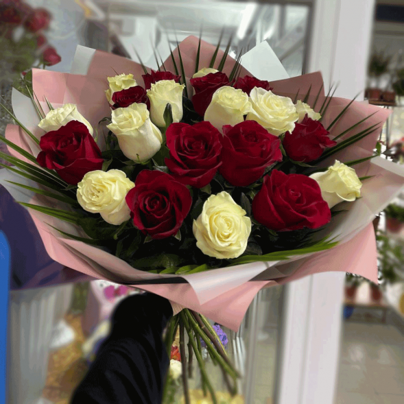 21 красная и белая роза микс в Керчи