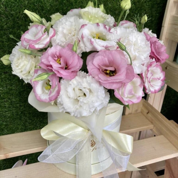 Коробочка с эустомами в Керчи