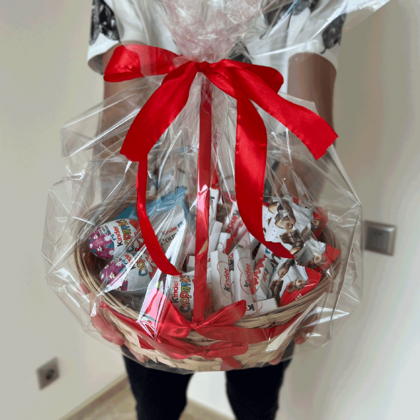 Корзина с киндерами в Керчи