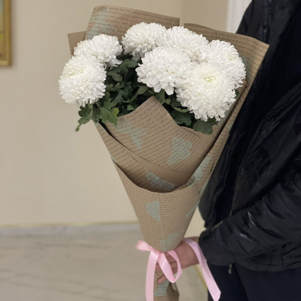 Букет 7 белых одноголовых хризантем в крафте в Керчи