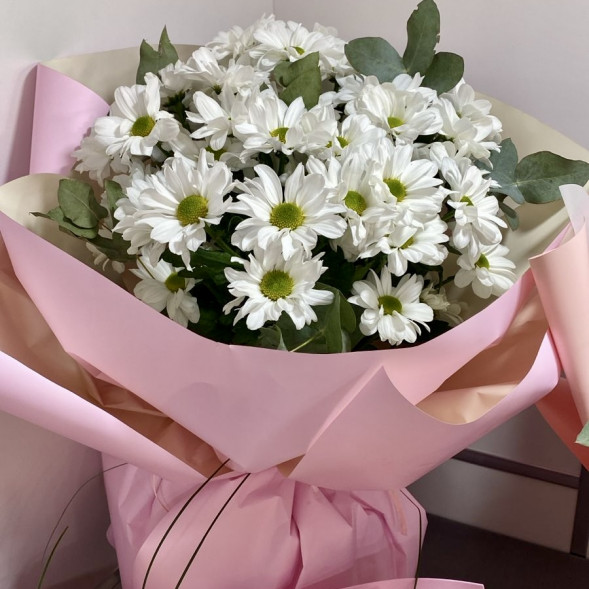 Букет  из 7 белых кустовых хризантем в упаковке в Керчи