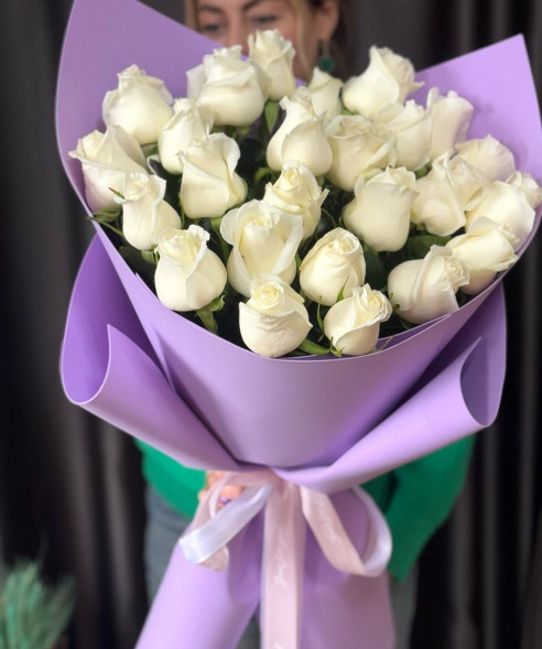 25 белых роз в упаковке Эквадор в Керчи