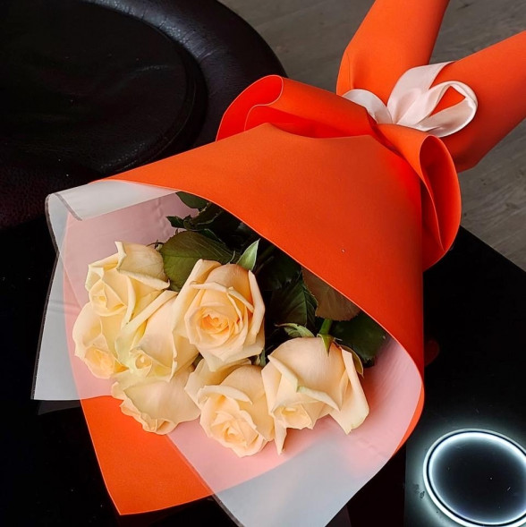 Букет 7 кремовых роз в упаковке в Керчи