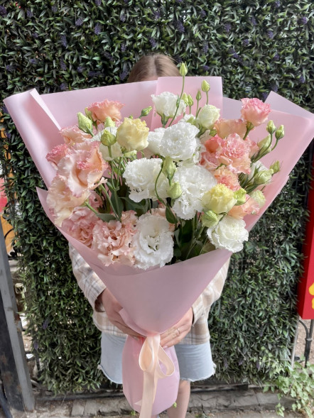 Букет 7 белых и нежно-розовых эустом в Керчи