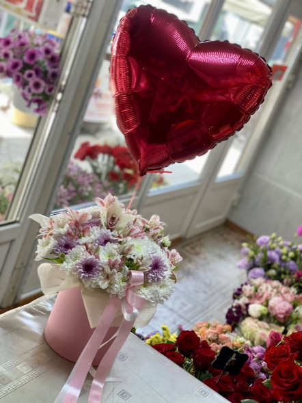 Цветы в коробке и шарик в форме сердца в Керчи