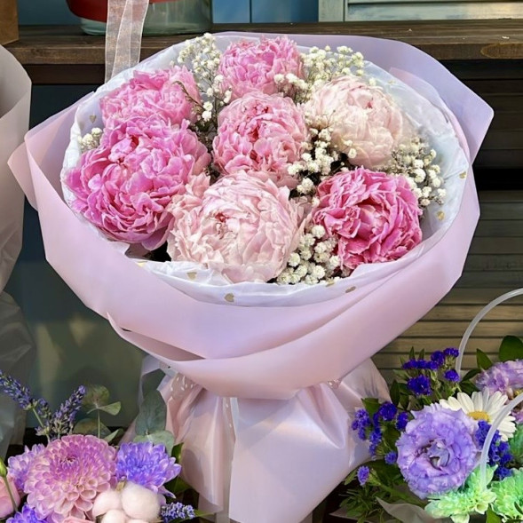 Букет 7 нежных пионов с гипсофилой в Керчи
