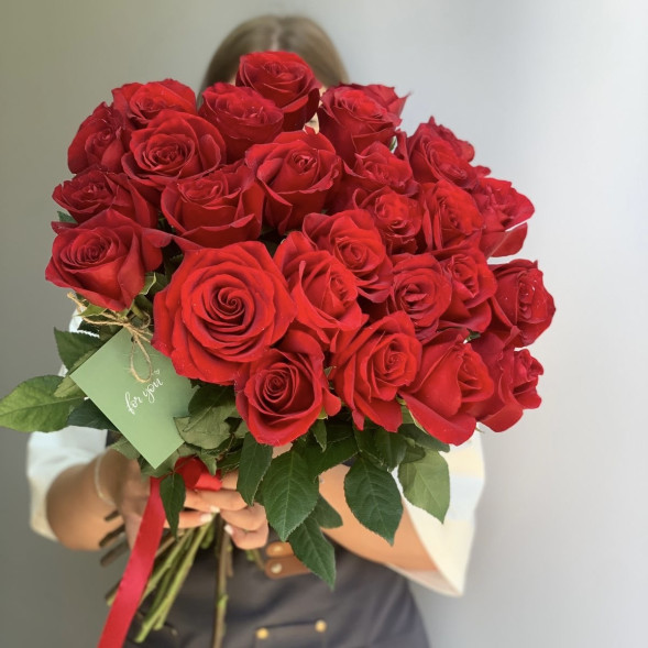 27 красных импортных роз, лента в Керчи
