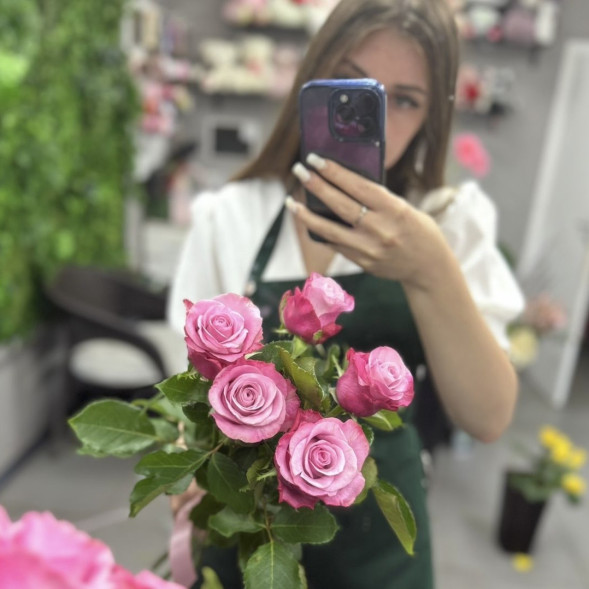 Букет 5 розовых роз в Керчи