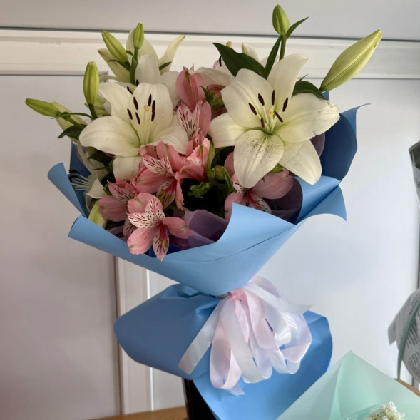 Букет из лилий и альстомерий в Керчи