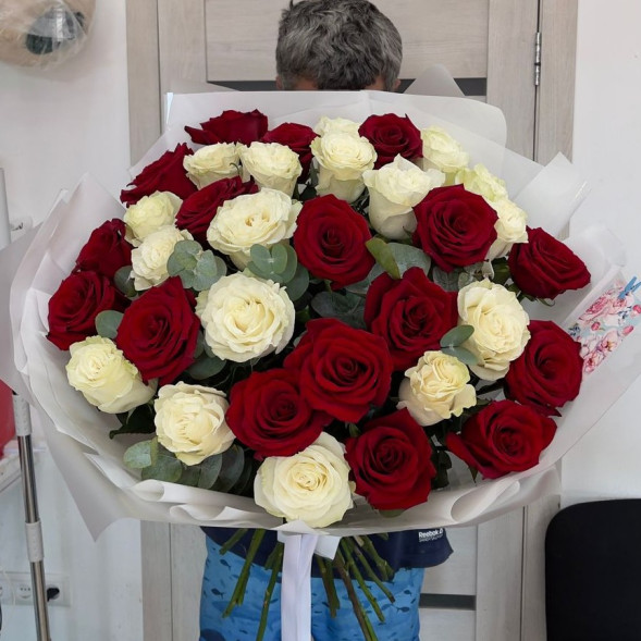 35 роз Эквадор Премиум с эвкалиптом в Керчи