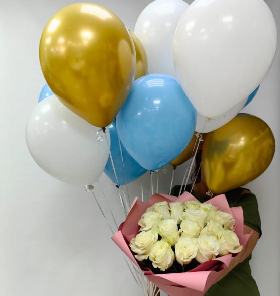 Букет 15 белых роз и 15 гелиевых шаров в Керчи