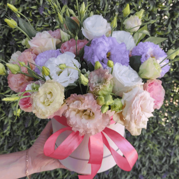 Нежный микс эустом в шляпной коробке в Керчи